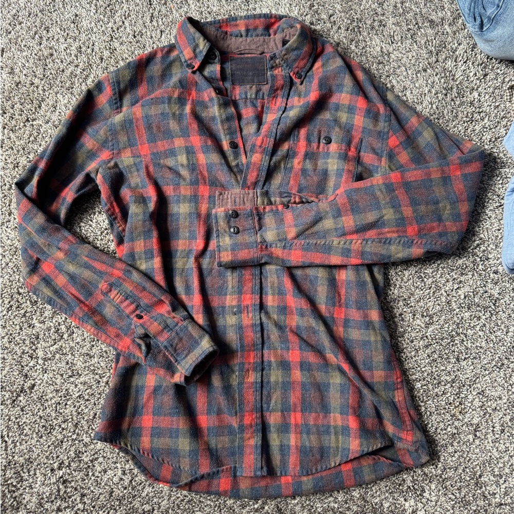 100% Cotton Flannel 
Men Small
I think it was from brooks brothers but not 100%